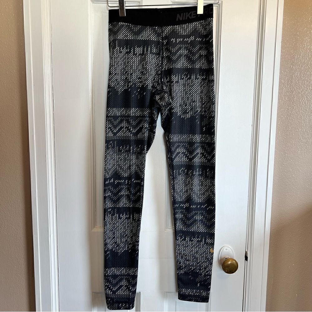 NIKE Pro Thermo Patterned Leggings - Picture 2 of 8